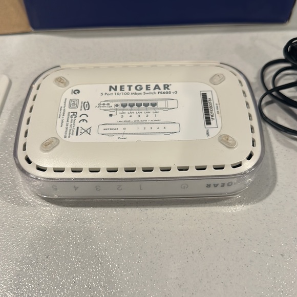 Netgear 5 port fast Ethernet switch 10/100 mps - Picture 5 of 6